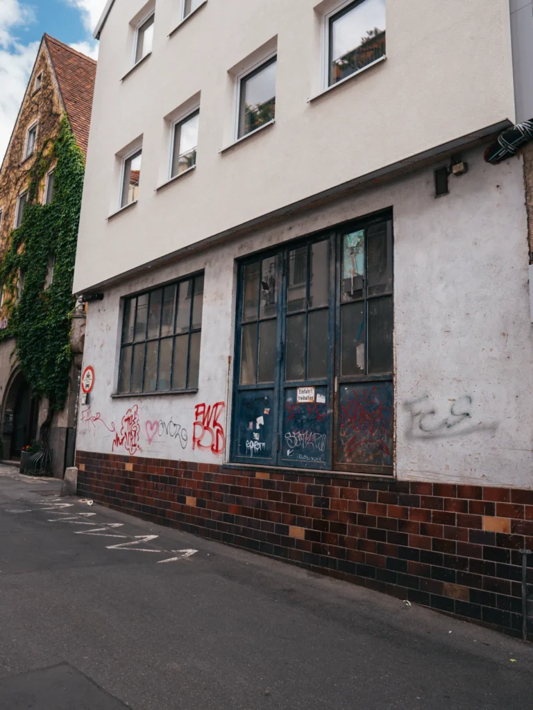 Metalltor und Fenster - Bronnbachergasse Würzburg. Der Fotogoals Fotospot in Würzburg