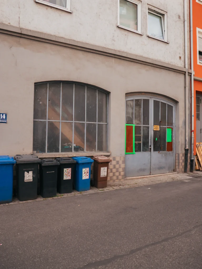 Metalltor und Fenster - Kärrnergasse Würzburg. Der Fotogoals Fotospot in Würzburg
