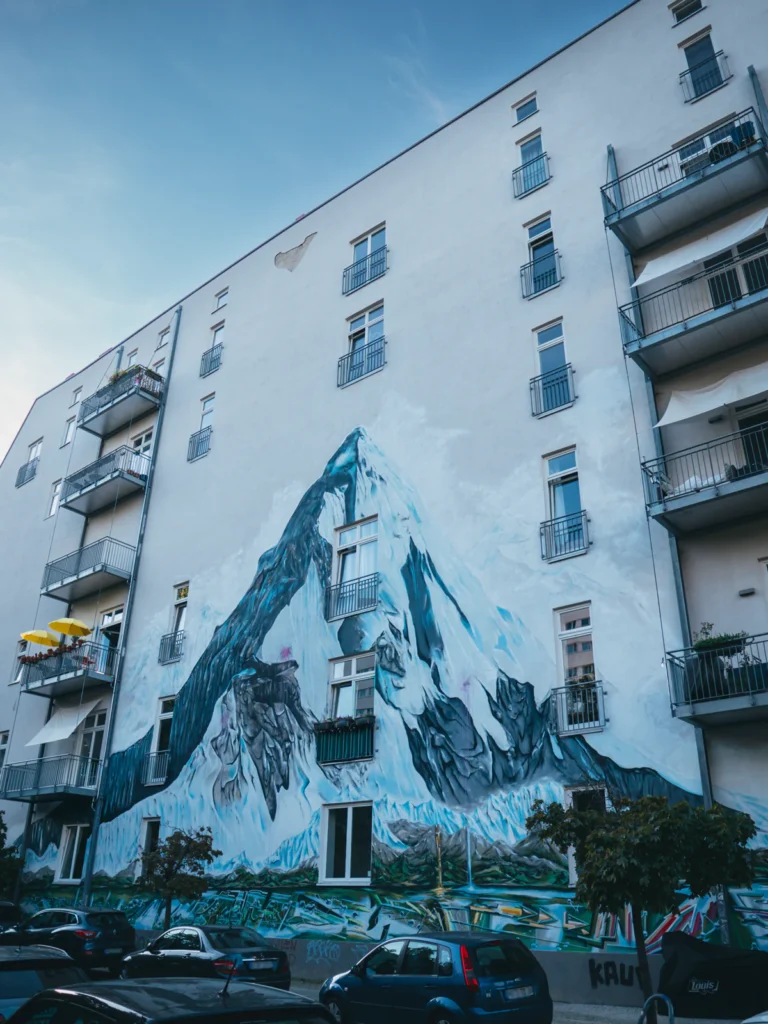 'Mountain' Mural Berlin. Der Fotogoals Fotospot in Berlin