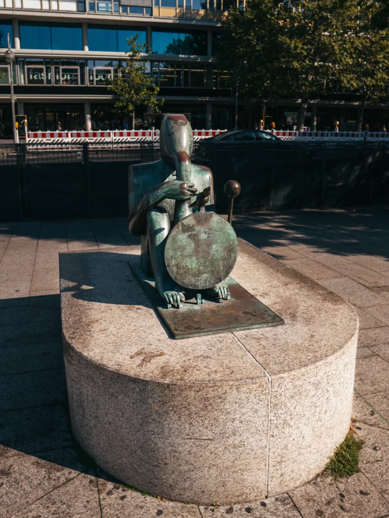 'Musiker mit Vogel' Bronzeskulptur Berlin. Der Fotogoals Fotospot in Berlin