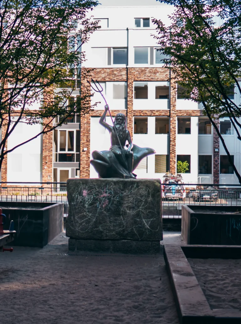 'Neptun' Bronzeskulptur Hamburg. Der Fotogoals Fotospot in Hamburg