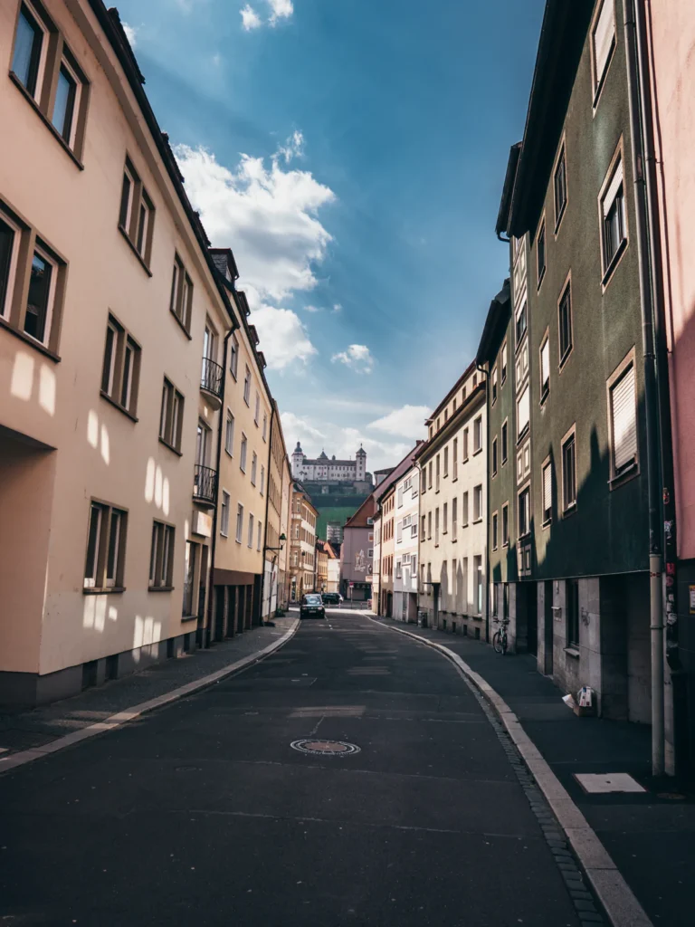 Ob. Johannitergasse - Blick: Festung Marienberg Würzburg. Der Fotogoals Fotospot in Würzburg