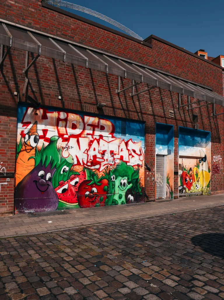 'Obst' bemalte Tore/Türen - Altonaer Straße Hamburg. Der Fotogoals Fotospot in Hamburg