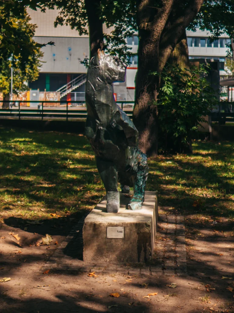 'Panther' Skulptur - Von-Melle-Park Hamburg. Der Fotogoals Fotospot in Hamburg