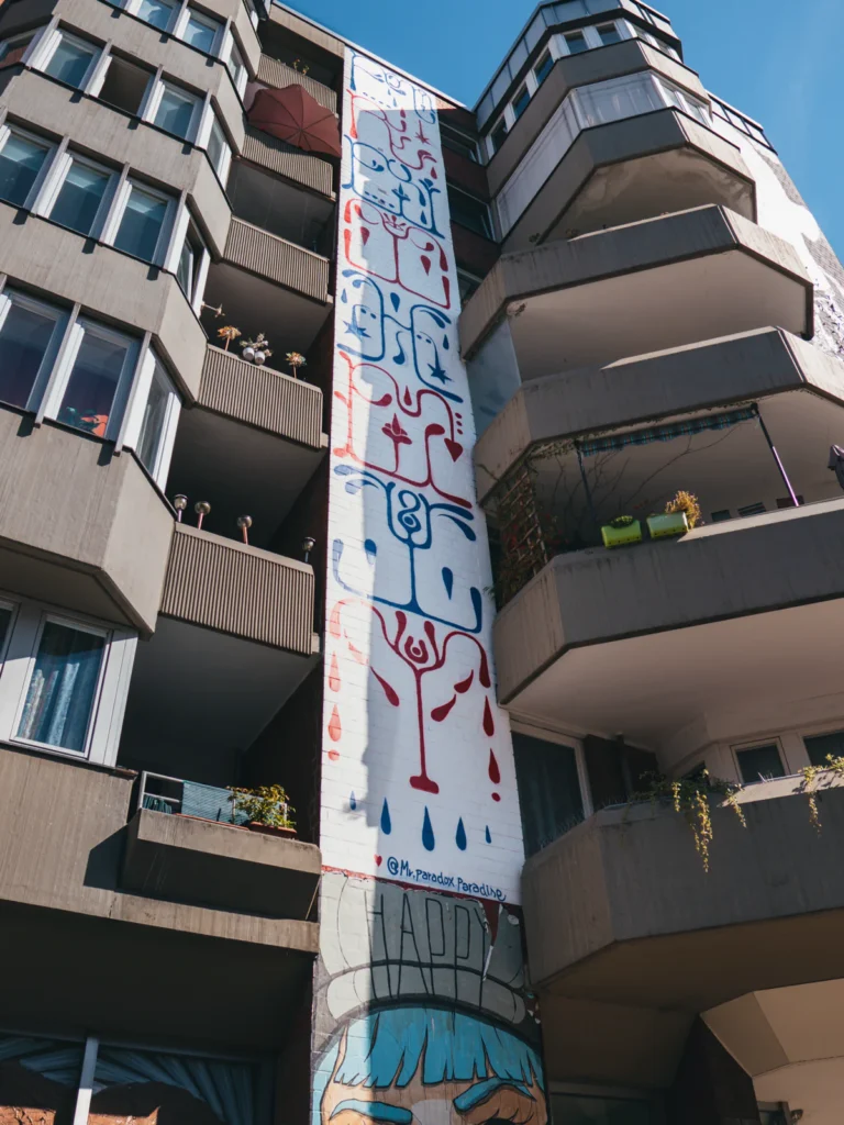 'Paraglyphs' Mural - Bülowstraße Berlin. Der Fotogoals Fotospot in Berlin