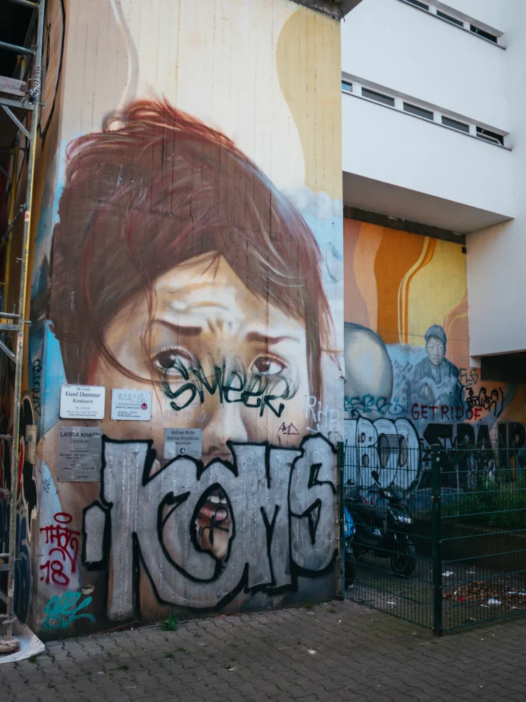 'Personen' Mural - Friedrichstraße Berlin. Der Fotogoals Fotospot in Berlin