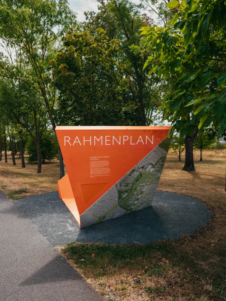 'Rahmenplan' Erinnerungstafel - Beltwalk Würzburg. Der Fotogoals Fotospot in Würzburg