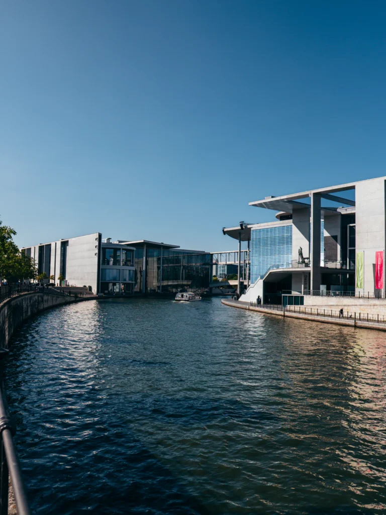 Reichstagufer 2. - Blick: Marie-Elisabeth-Lüders-Haus Berlin. Der Fotogoals Fotospot in Berlin