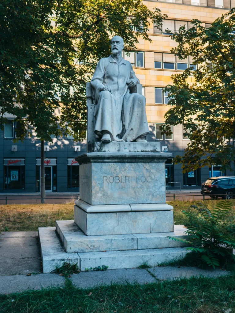 'Robert Koch' Denkmal Berlin. Der Fotogoals Fotospot in Berlin