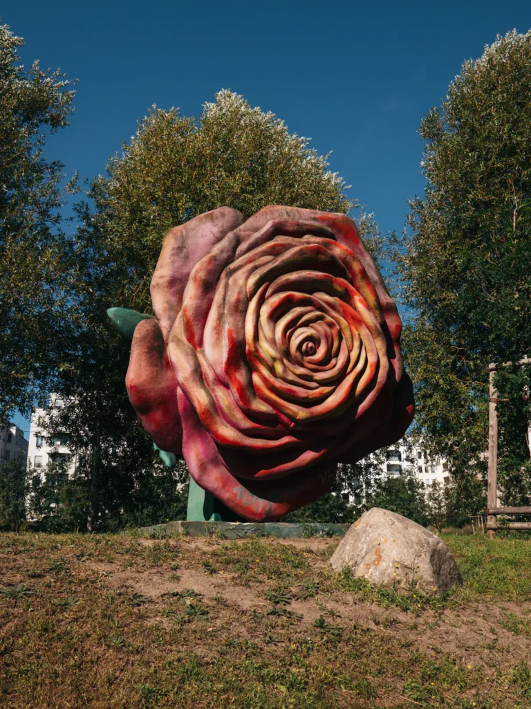 Rosenskulptur - Park am Gleisdreieck (West) Berlin. Der Fotogoals Fotospot in Berlin