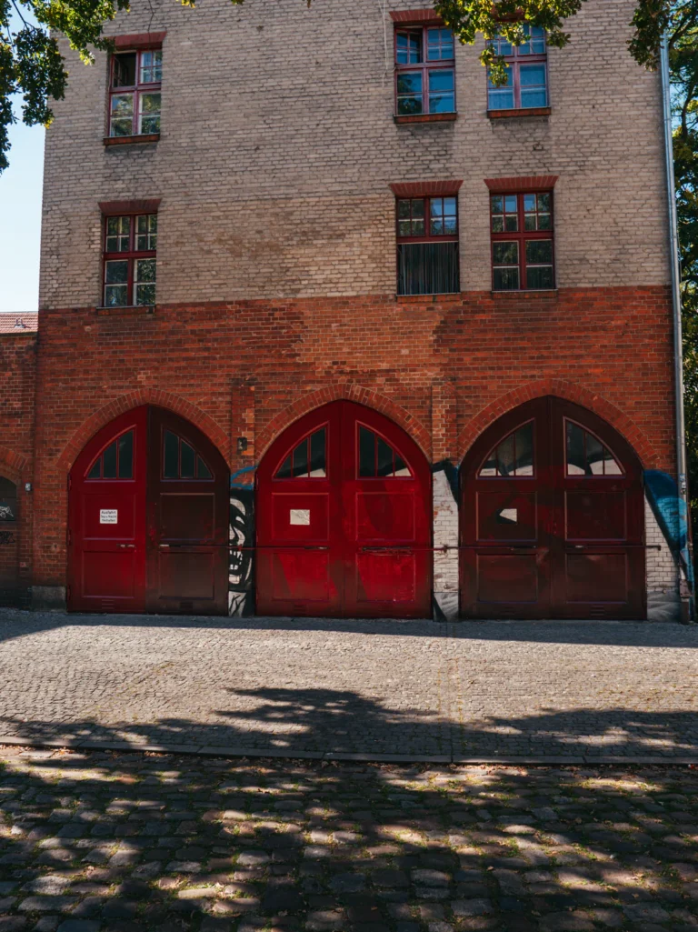 Rote Holztore - Lüdtgeweg Berlin. Der Fotogoals Fotospot in Berlin