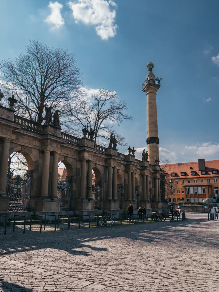 Säule - Residenzplatz Würzburg. Der Fotogoals Fotospot in Würzburg