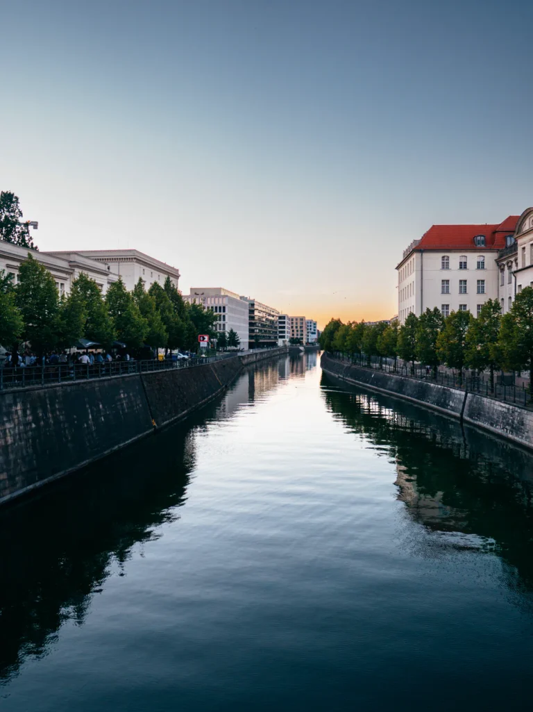 Sandkrugbrücke - Blick: Berlin-Spandauer Schifffahrtskanal Berlin. Der Fotogoals Fotospot in Berlin