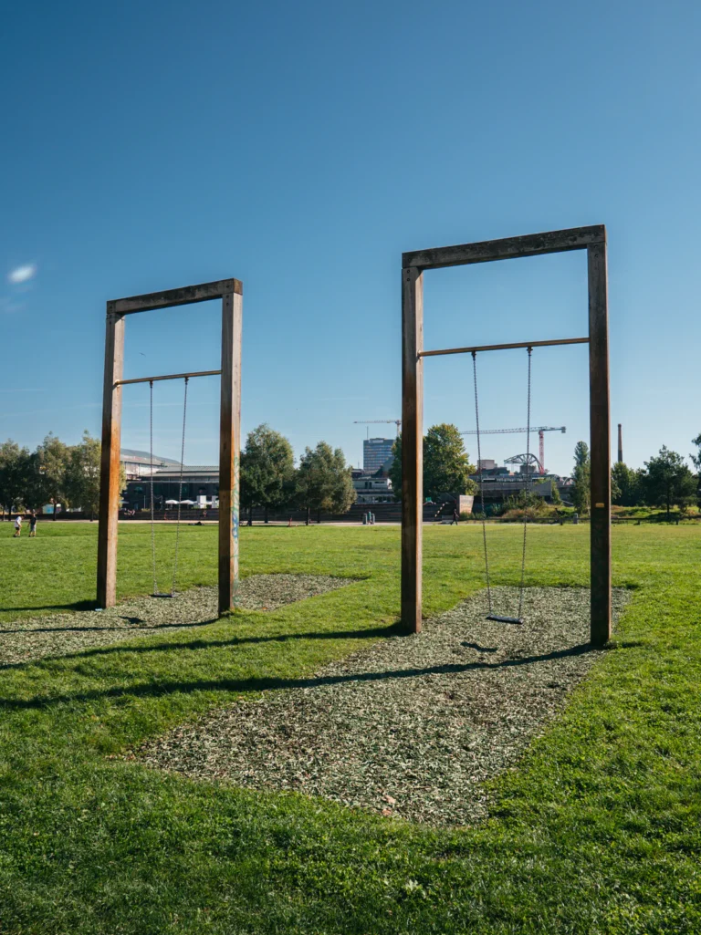 Schaukeln - Schöneberger Wiese Park am Gleisdreieck (West) Berlin. Der Fotogoals Fotospot in Berlin
