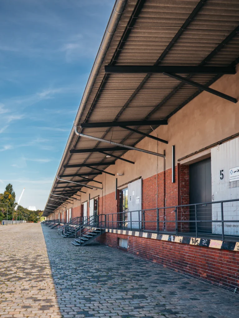 Schuppen-Reihe Technoversum Berlin. Der Fotogoals Fotospot in Berlin