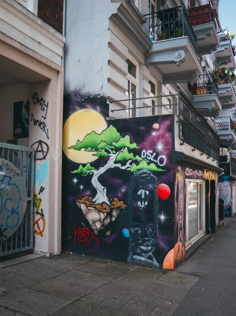 'Schwebender Baum' Wandbemalung - Glashüttenstraße Hamburg. Der Fotogoals Fotospot in Hamburg