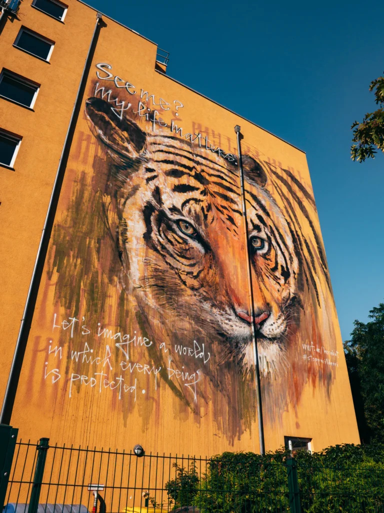 'See me? My life matters. Let's imagine a world in which every being is protected.' Mural Berlin. Der Fotogoals Fotospot in Berlin