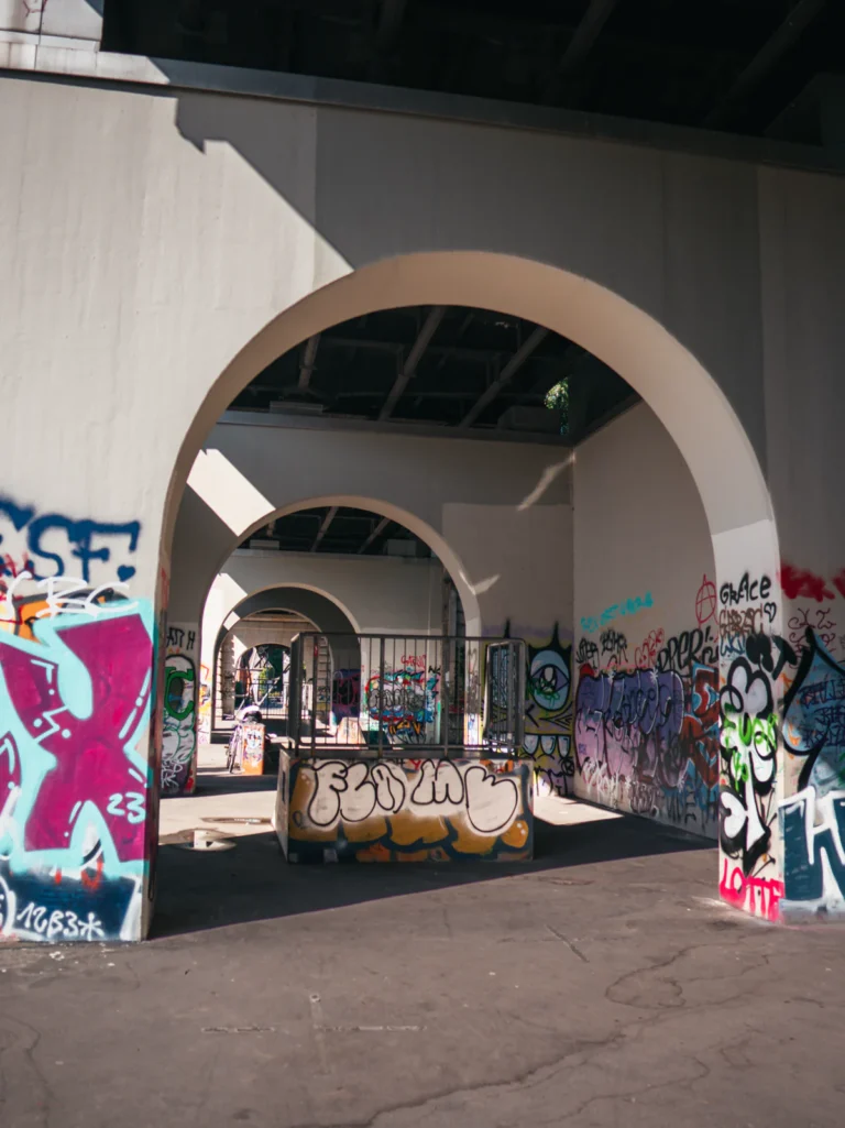 Skaterbahn unter der Hochbahn - Am Bülowpark Berlin. Der Fotogoals Fotospot in Berlin