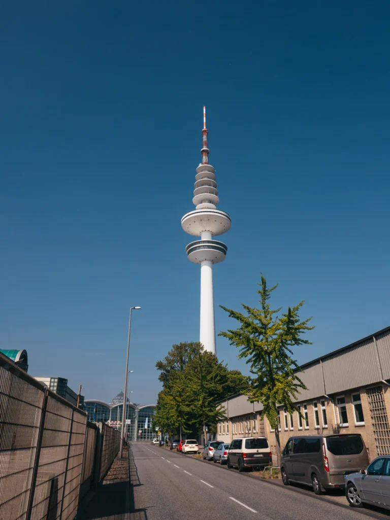 St. Petersburger Straße - Blick: Fernsehturm Hamburg. Der Fotogoals Fotospot in Hamburg