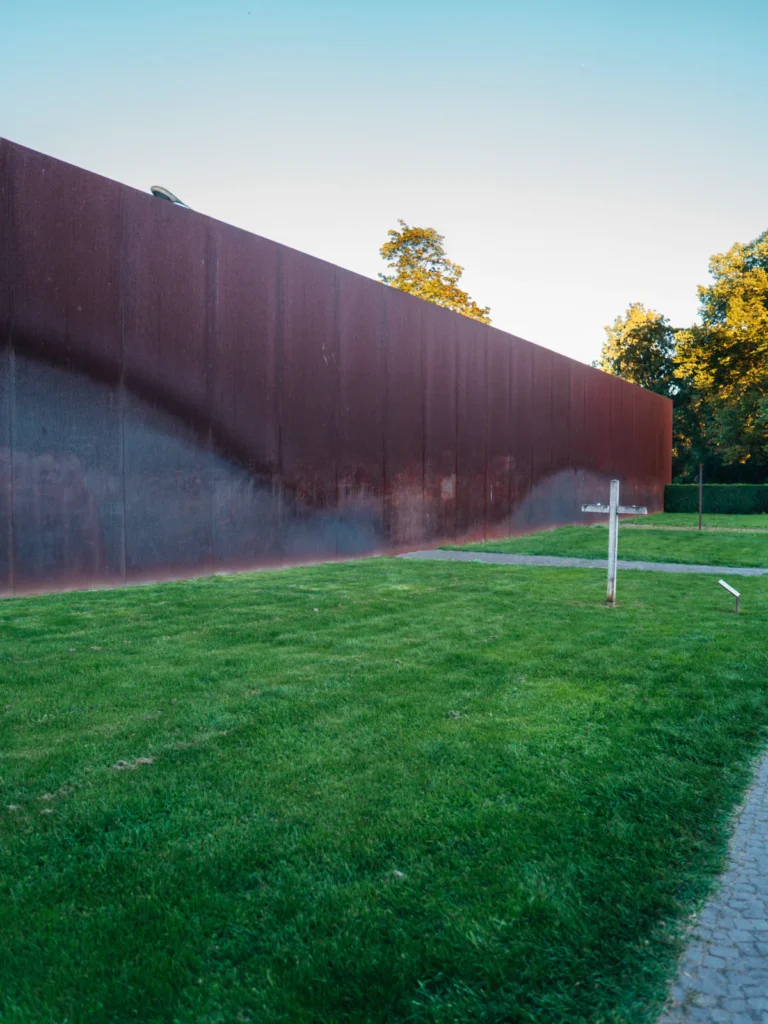 Stahlwände - Gedenkstätte Bernauer Straße Berlin. Der Fotogoals Fotospot in Berlin