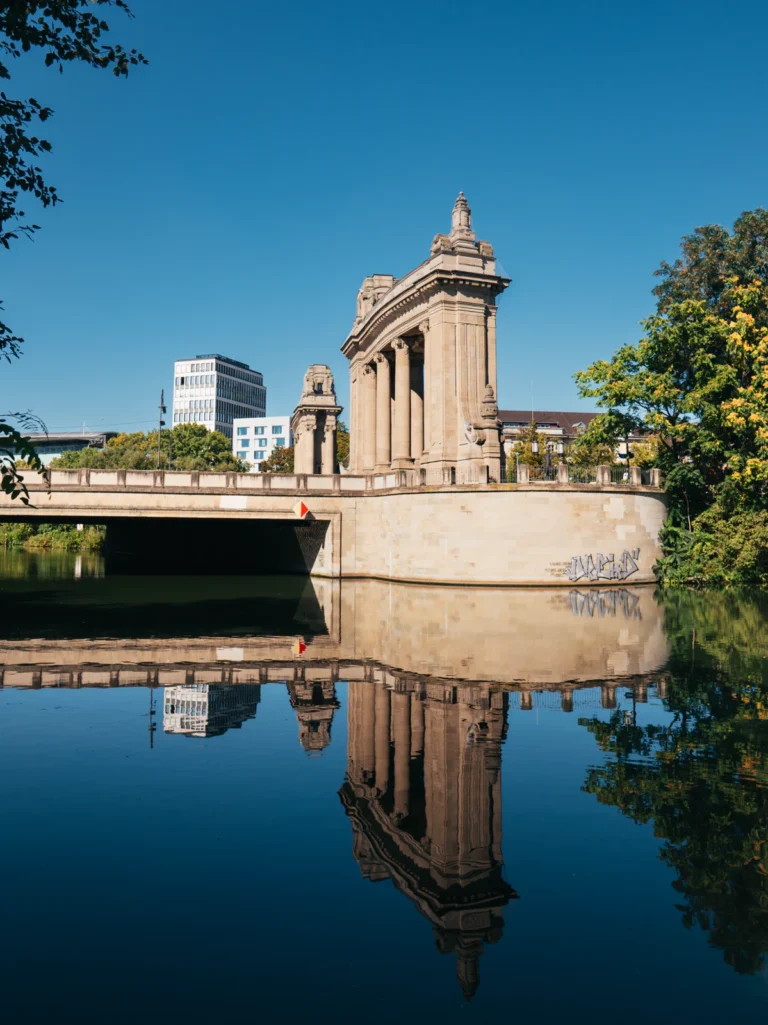 Steg Landwehrkanal - Blick: Charlottenburger Tor Berlin. Der Fotogoals Fotospot in Berlin