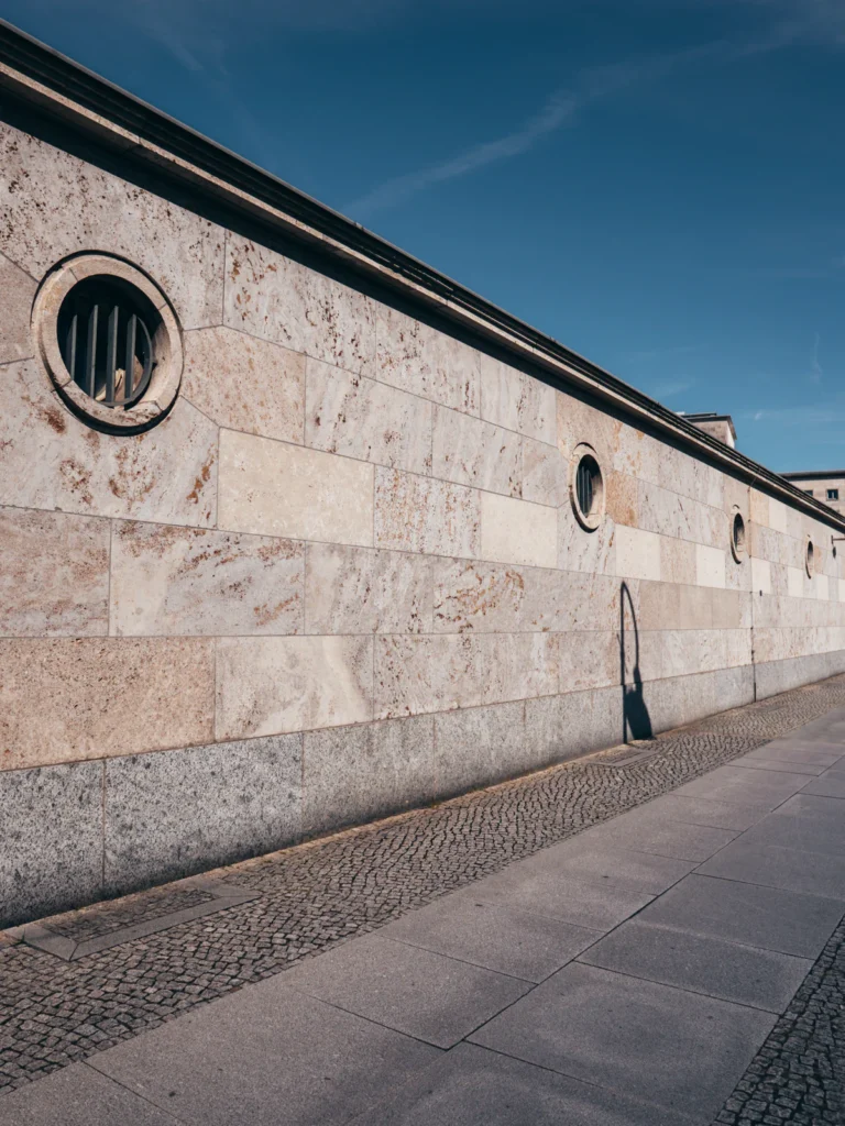 Steinfassade - Nebengebäude Abgeordnetenhaus Berlin. Der Fotogoals Fotospot in Berlin