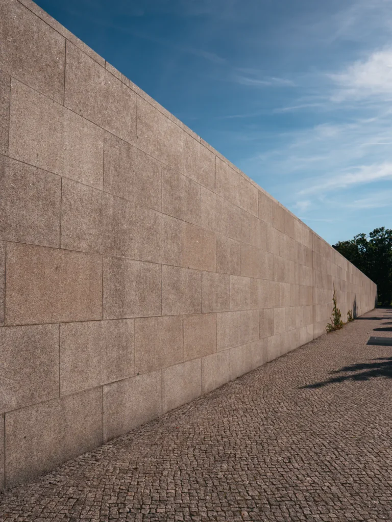 Steinfassade - Rückseite Neue Nationalgalerie Berlin. Der Fotogoals Fotospot in Berlin