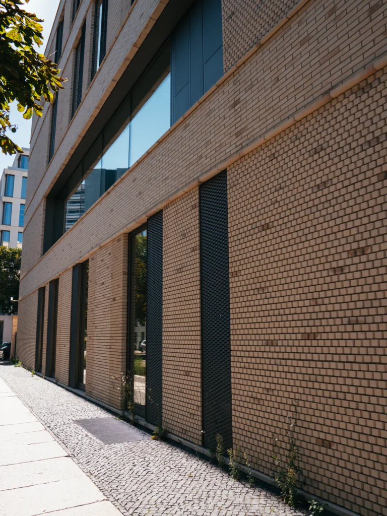 Steinfassade - Walther-Meißner-Bau Berlin. Der Fotogoals Fotospot in Berlin