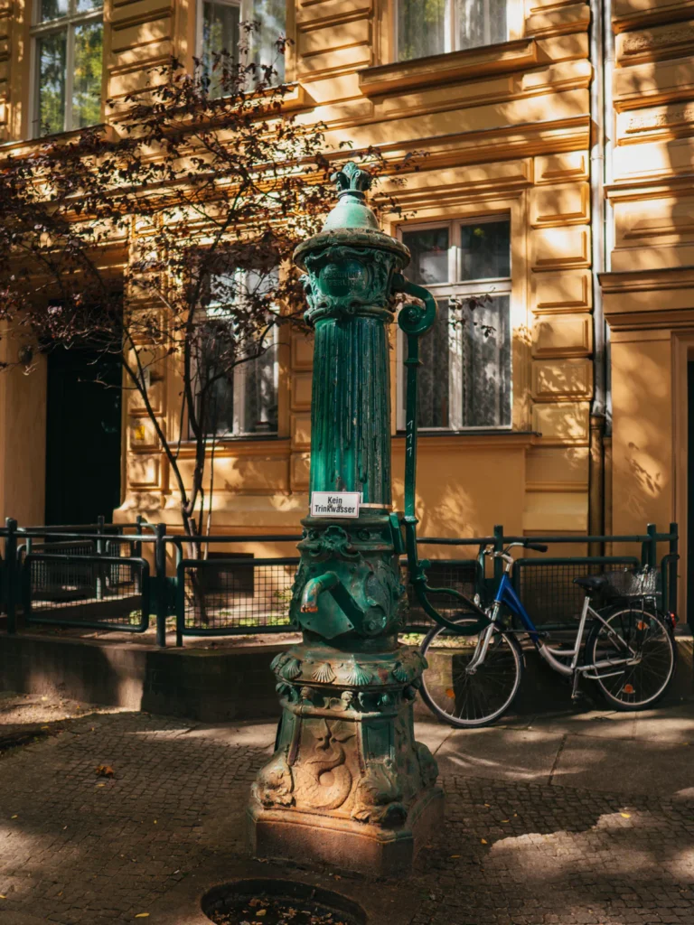 Straßenbrunnen - Steinmetzstraße Berlin. Der Fotogoals Fotospot in Berlin
