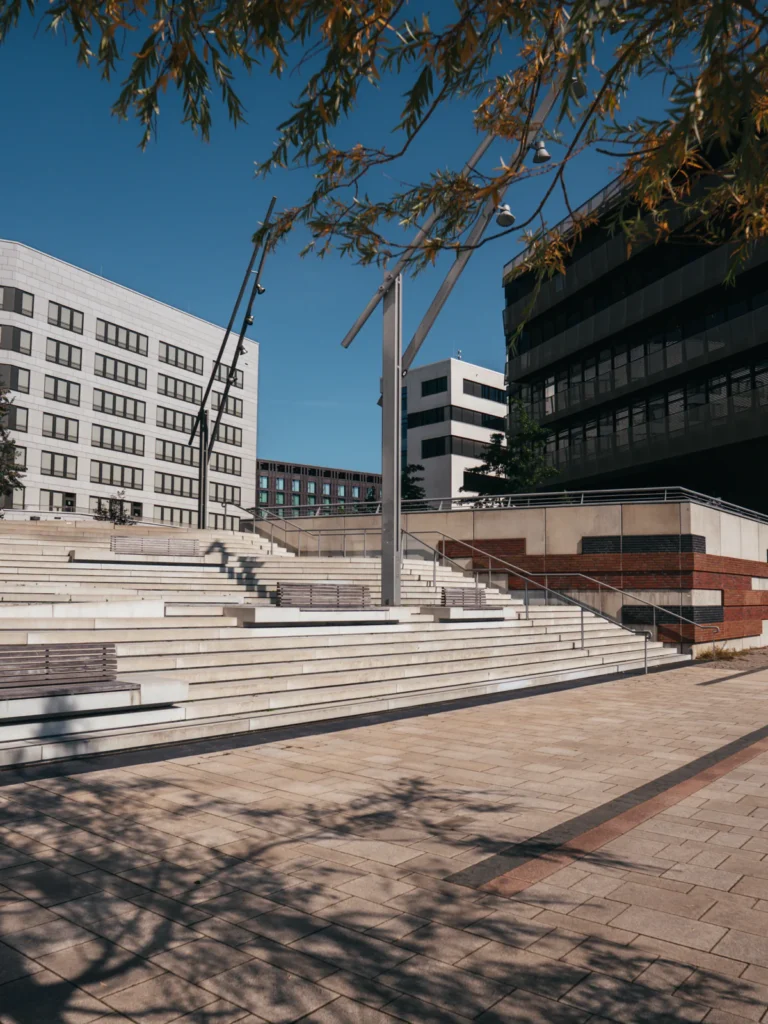 Terrasse am Buenos-Aires-Kai Hamburg. Der Fotogoals Fotospot in Hamburg