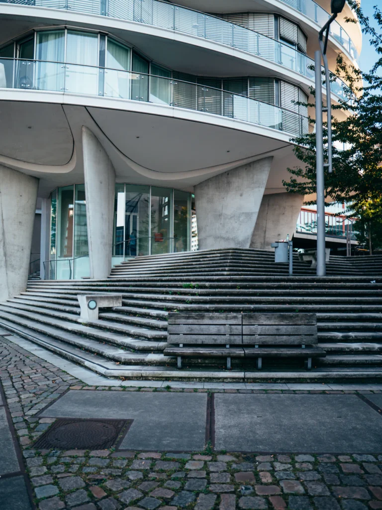 Treppe - Oval Am Kaiserkai Hamburg. Der Fotogoals Fotospot in Hamburg