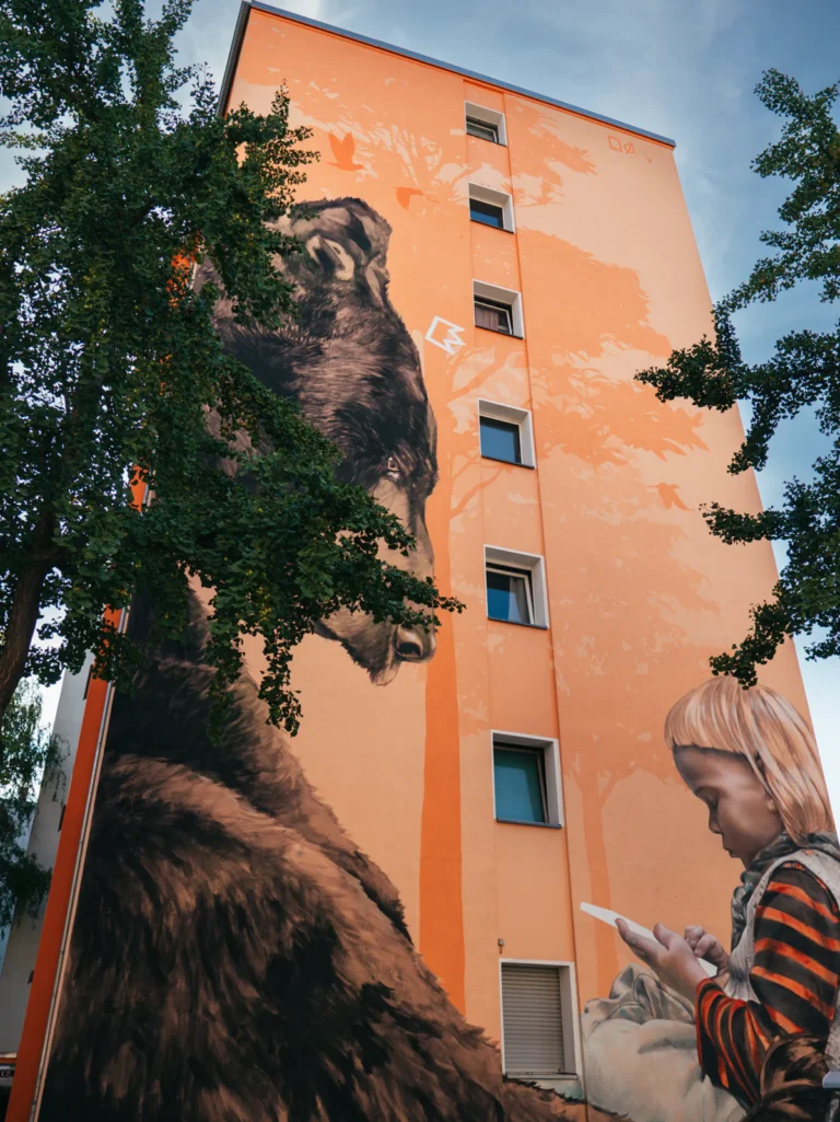 'Trialog' Mural Berlin. Der Fotogoals Fotospot in Berlin