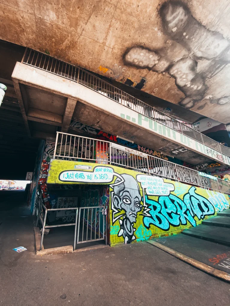 Treppe mit Graffiti - Zeppelinstraße Würzburg. Der Fotogoals Fotospot in Würzburg