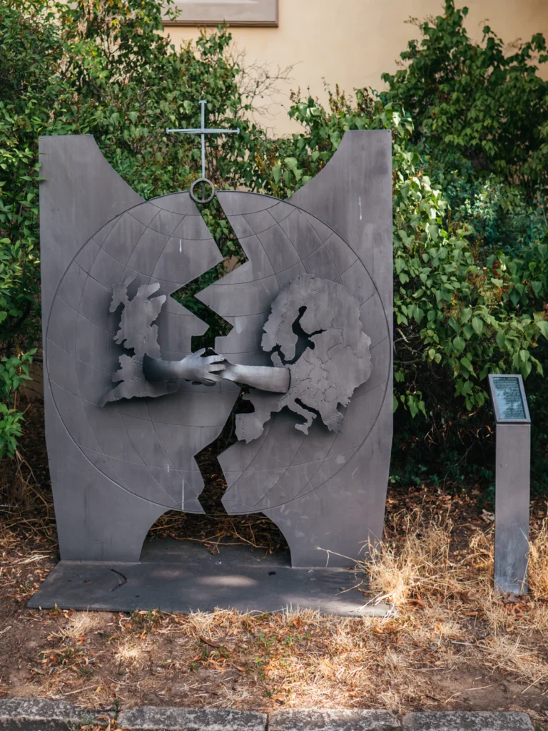'Versöhnung ist international' Kunstobjekt Würzburg. Der Fotogoals Fotospot in Würzburg