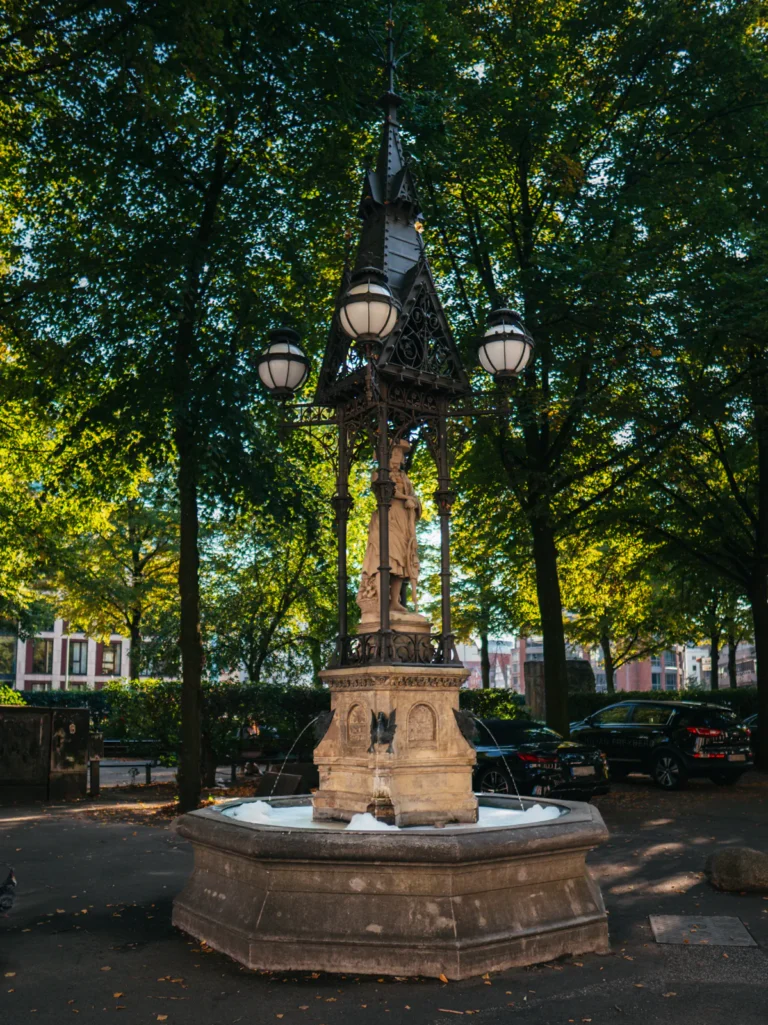 Vierländerin-Brunnen Hamburg. Der Fotogoals Fotospot in Hamburg