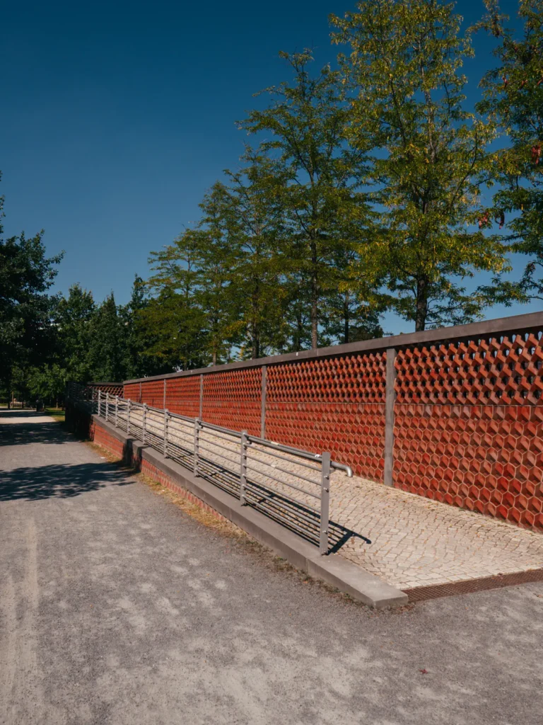 Wandfassade - Fußgängeraufgang Lohsepark Hamburg. Der Fotogoals Fotospot in Hamburg