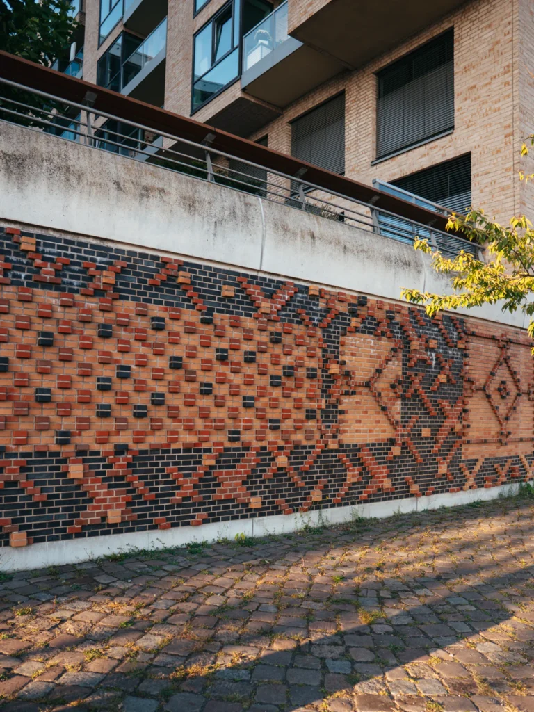 Wandverzierung - Dalmannkai Hamburg. Der Fotogoals Fotospot in Hamburg
