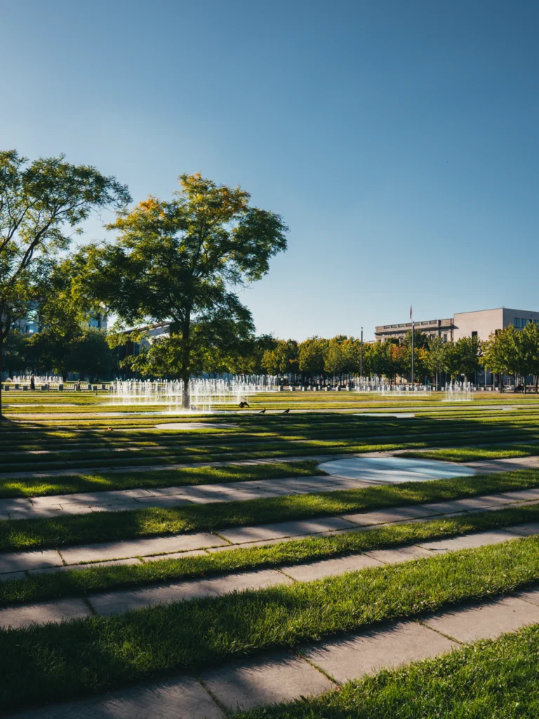 Wasserspiele vor dem Paul-Löbe-Haus Berlin. Der Fotogoals Fotospot in Berlin