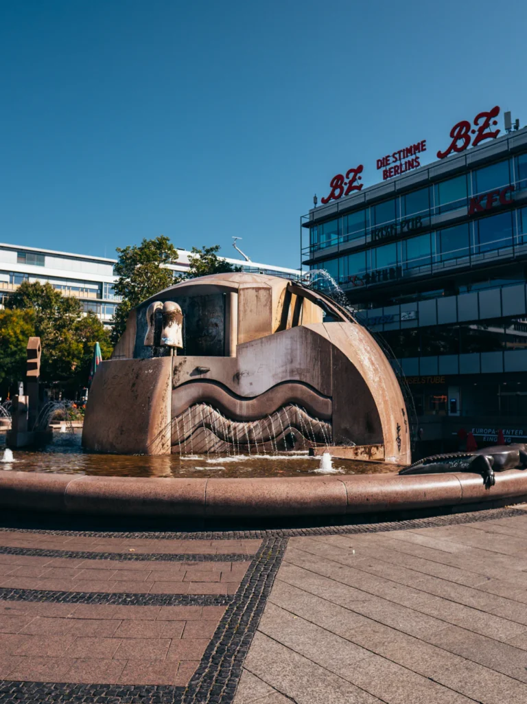 Weltkugelbrunnen 'Wasserklops' - Breitscheidplatz Berlin. Der Fotogoals Fotospot in Berlin