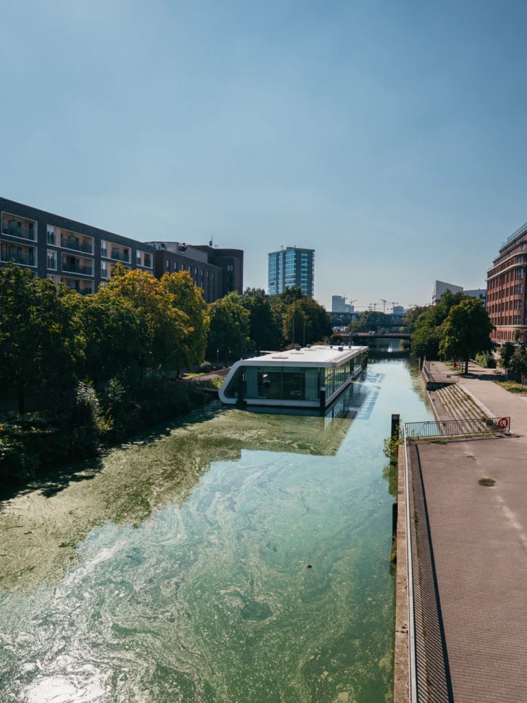 Zweite Nagelsbrücke - Blick: Mittelkanal & Hausboote Hamburg. Der Fotogoals Fotospot in Hamburg