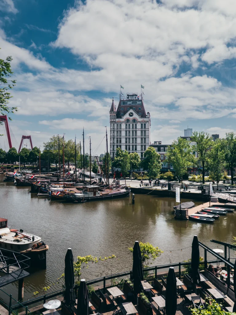 Alter Hafen mit weißem Haus und Booten in Rotterdam Niederlande