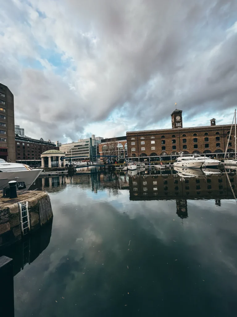 Coronarium Bridge - 'St Katharine Docks' Yachthafen London