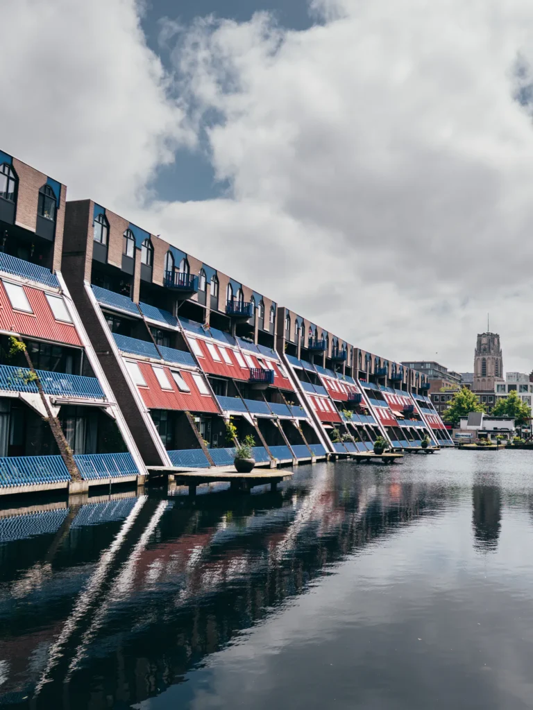 Rot blaue Gebaeudereihe in Haagseveer Rotterdam Niederlande