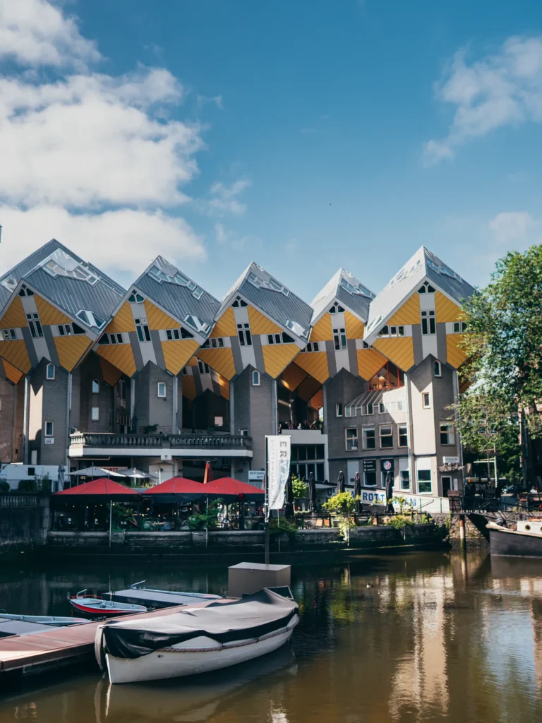 Geldersekade - Blick Kubushaus inklusive einem Boot im alten Hafen von Rotterdam Niederlande