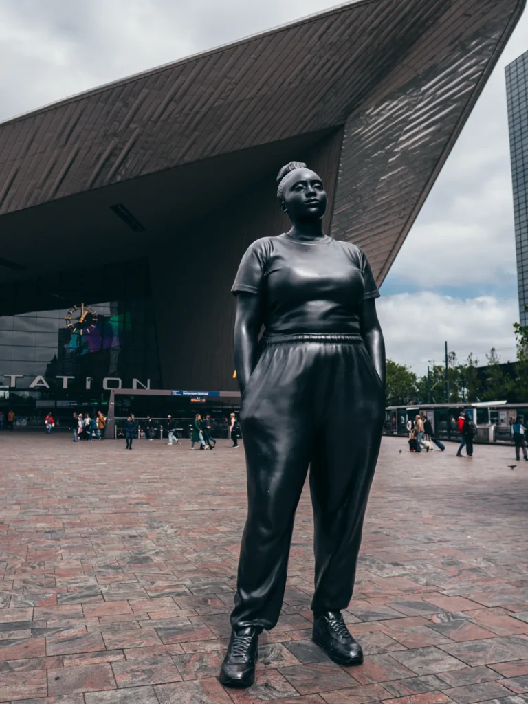 'Moments Contained' Skulptur vor dem Hauptbahnhof in Rotterdam Niederlande