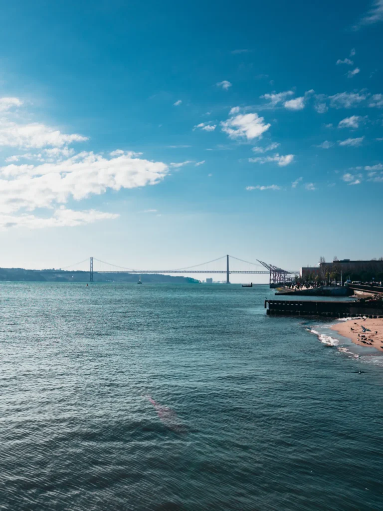 Saeulen Pier - Blick Bruecke des 25. April Lissabon 2.0