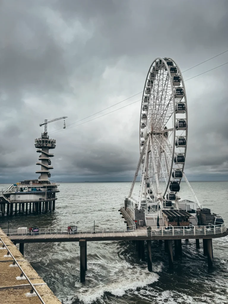 'SkyView de Pier' Riesenrad und Turm Scheveningen Beach in Den Haag Niederlande