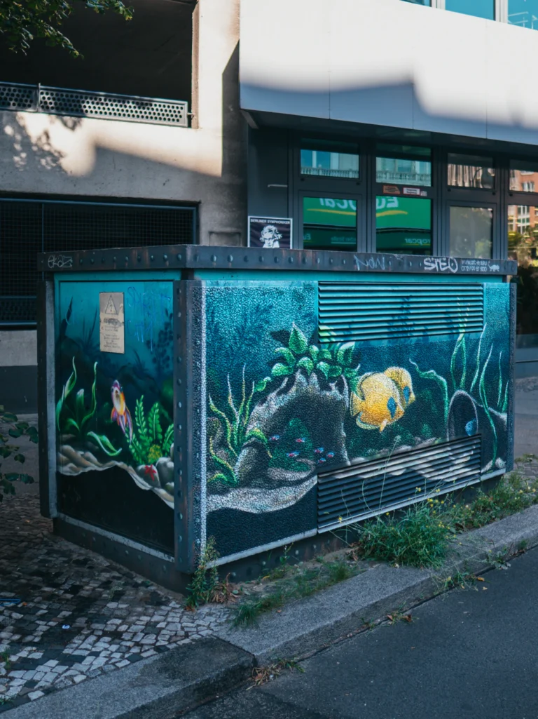 Bemalter Verteilerkasten - Nürnberger Straße Berlin. Der Fotogoals Fotospot in Berlin