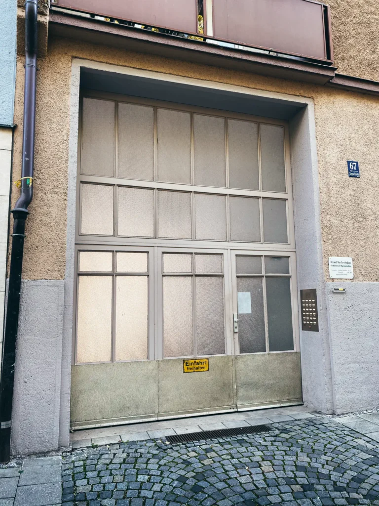 Eingangstor - Zeppelinstraße München. Der Fotogoals Fotospot in München