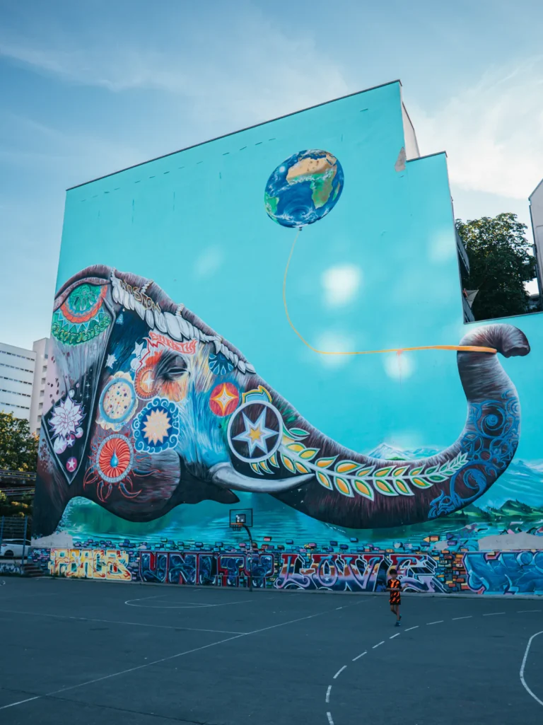 '!' Elefant mit Weltballon Mural Berlin. Der Fotogoals Fotospot in Berlin